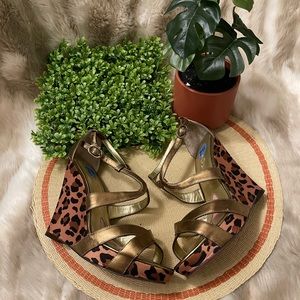 Paris Hilton tiger cheetah 🐆 print wedge sandals
